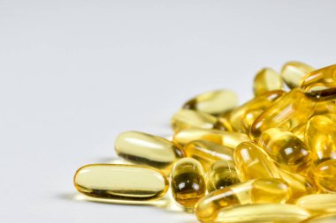 Balık yağı kapsülleri beyaz arka plan görünümlü fotokopi alanı ile jölelenir. Somon balığı kapsülü jelleri. Tamamlayıcı gıda sağlığı. Omega(Omega 3).