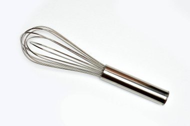 Whisk 'ın düz yatağı (Üst görünüm) beyaz arkaplan görünümünde izole edildi. Mutfak malzemeleri. Manzarayı kapat. Hobi yemeği..