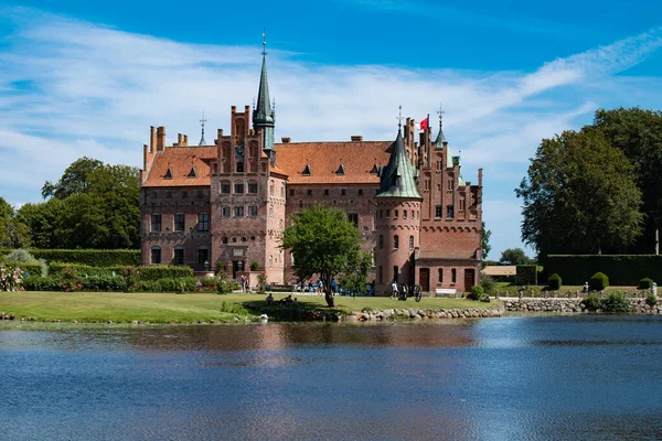 Egeskov Kalesi Panorama, Danimarka, güneşli yaz mevsiminde
