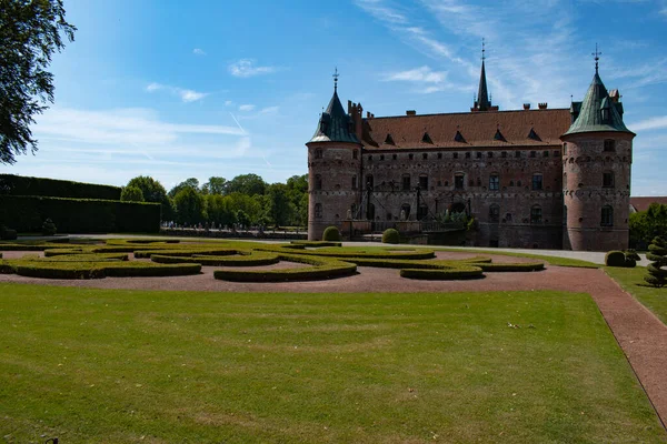 Egeskov Kalesi Panorama, Danimarka, güneşli yaz mevsiminde