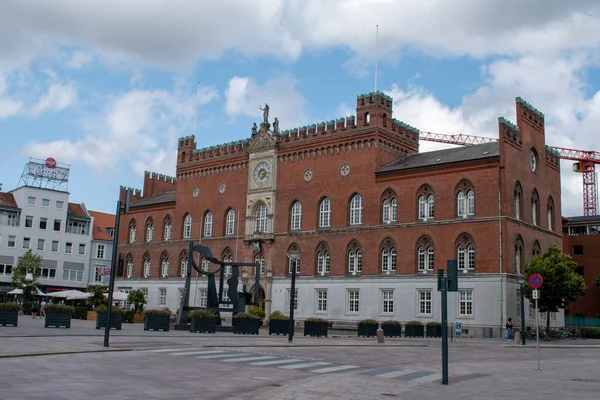 Odense, Dinamarca - Ayuntamiento en un verano nublado — Foto de Stock