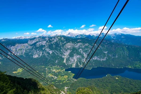 Vogel ana kabin asansöründen gelen panorama, Slovenya 'daki en üst kamara istasyonundan vadiye bakın.