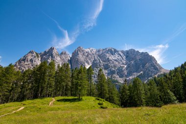 Julian Alpes 'in 201' den Slovenya 'nın Krajnska Gora kentine kadar uzanan panoramatik manzarası