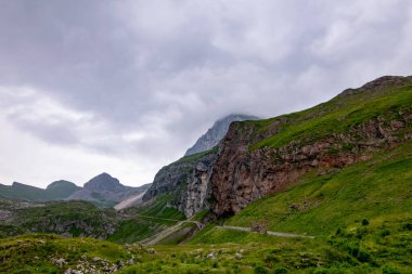 Mangart dağı ve ona giden yol bulutlarla kaplı, Slovenya