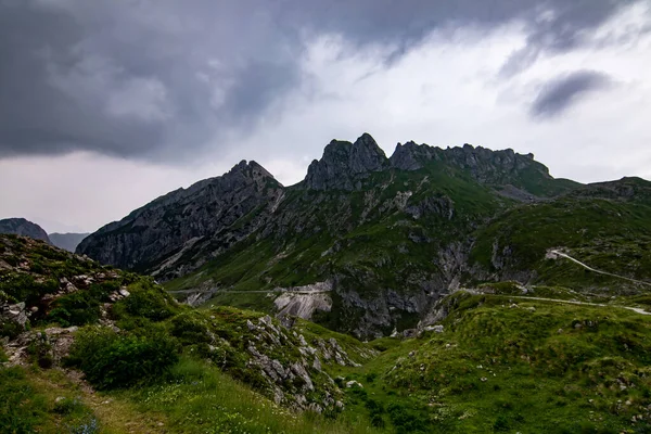 Mangart Yolu - Slovenya 'nın bulutlu yaz gününde Mangart yürüyüşüne son yaklaşım