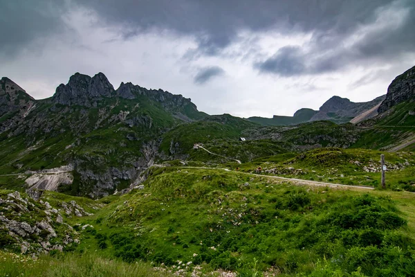 Mangart dağı ve ona giden yol bulutlarla kaplı, Slovenya