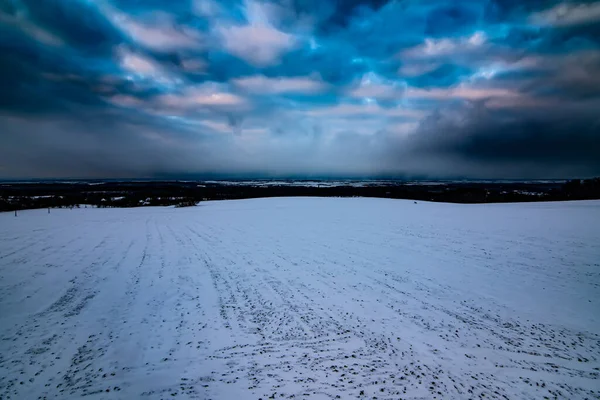 Kar tarlası ve bulutlu gökyüzü dondurucu kışta, Vysocina