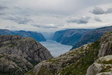 Norveç 'teki Preikestolen uçurumundan fiyortlu ve dik kayalıklı panorama