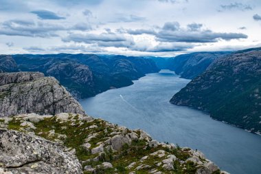 Norveç 'teki Preikestolen uçurumundan fiyortlu ve dik kayalıklı panorama