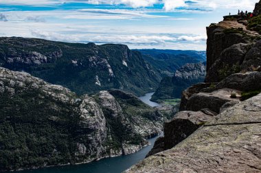 Norveç 'teki Preikestolen uçurumundan fiyortlu ve dik kayalıklı panorama