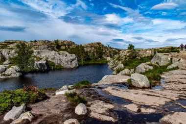 Dağ tundrası, Norveç, Preikestolen 'e doğru yol alıyor.