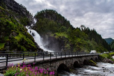 Latefossen - Norveç 'in en büyük şelalelerinden biri, taş köprüye yakın.