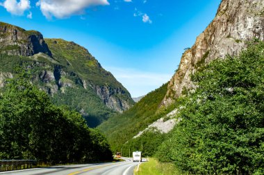 Naeroydalen, Viking vadisi Naeroyfjorden 'e doğru. Norveç 'te her iki tarafında destansı dağlar bulunan E16 otoyolu