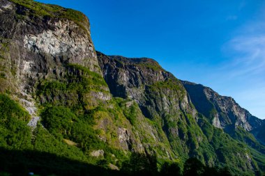 E16 panoramatik yolundaki Vikign Vadisi 'nin yukarısındaki Norveç dağları