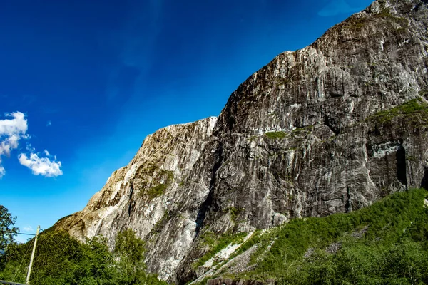 Masivní skalní hora Stalheim v Norsku během slunečného dne — Stock fotografie