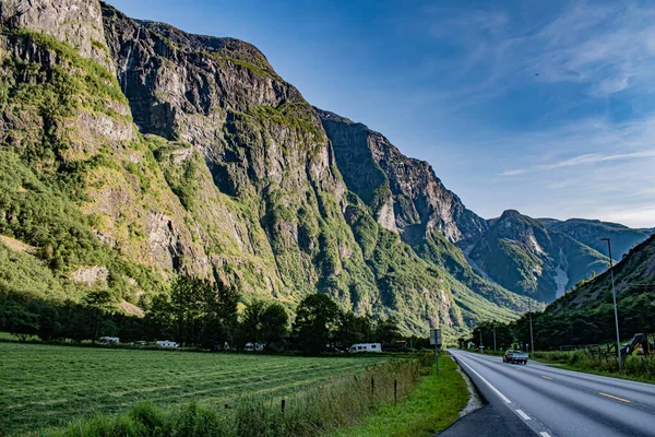 Viking Valley mezi horami v Norsku s panoramatickou silnicí E16 — Stock fotografie
