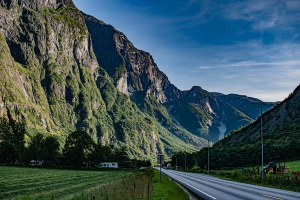 Viking Valley mezi horami v Norsku s panoramatickou cestou E16 během slunečného dne — Stock fotografie