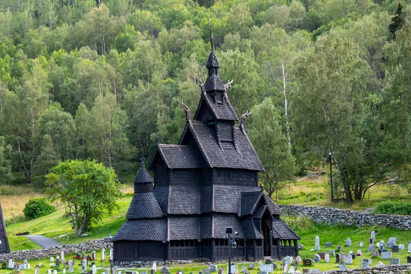 Borgund Norveç 'teki kiliseyi terk etti, ortaçağ ahşap Hristiyan Kilisesi