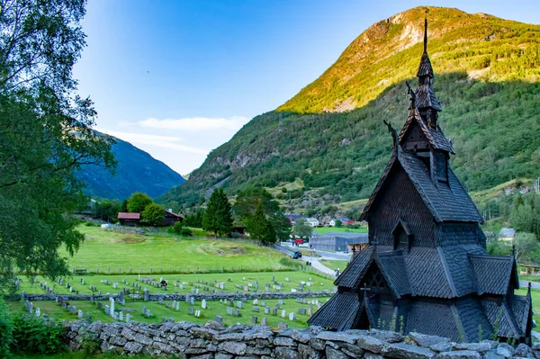 Borgund stave kostel v Norsku, středověký dřevěný křesťanský kostel s krásným údolím za — Stock fotografie
