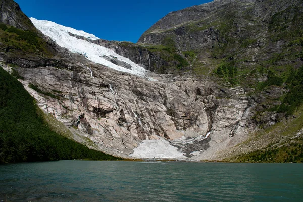 Briksdalsbreen rameno Jostedalsbreen ledovec aktuální stav v roce 2019, Jostedalsbreen národní park, Norsko — Stock fotografie