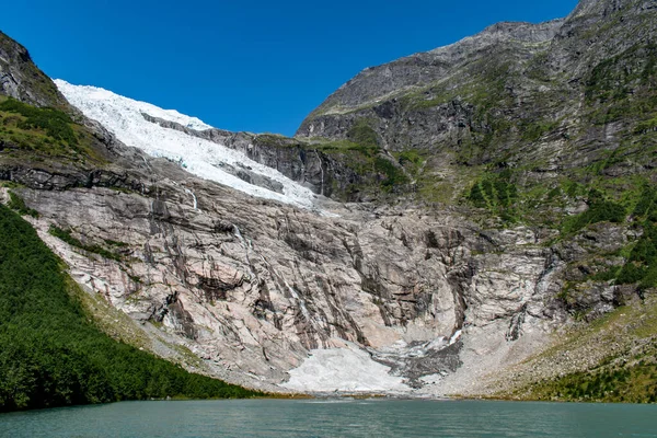 Briksdalsbreen rameno Jostedalsbreen ledovec aktuální stav v roce 2019, Jostedalsbreen národní park, Norsko — Stock fotografie