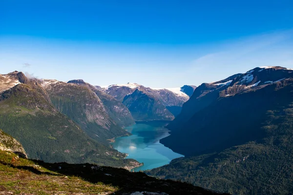 Norsko - úžasný výhled na jezero Loen a údolí z vrcholu Loen Skylift, Hoven. — Stock fotografie