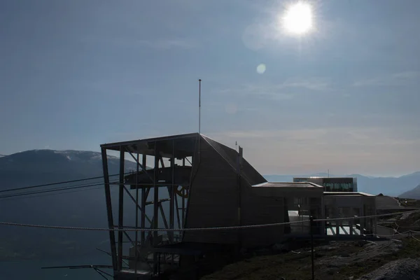 Loen Skylift Norveç 'in Hoven Dağı' nın tepesindeki tramvay kabin istasyonu.