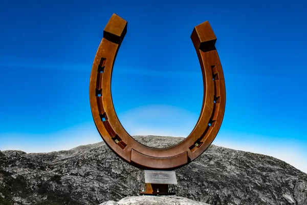 Norveç 'teki Hoven Dağı' nın tepesinde Odins 'in atı Sleipner' ı hatırlayan Loen Skylift istasyonuna yakın dev bir at nalı.