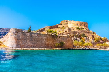 Spinalonga yuvarlak kule kale.