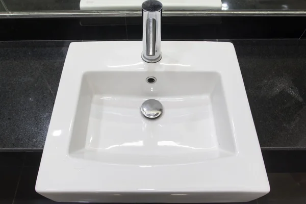 Badeværelse interiør med hvid håndvask og vandhane moderne . - Stock-foto