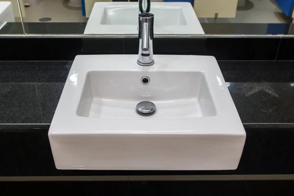 Interior del baño con lavabo blanco y grifo moderno . —  Fotos de Stock