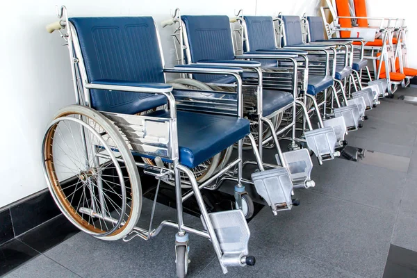 Διαθέσιμα Lined αναπηρική καρέκλα επάνω στο νοσοκομείο Εικόνα Αρχείου