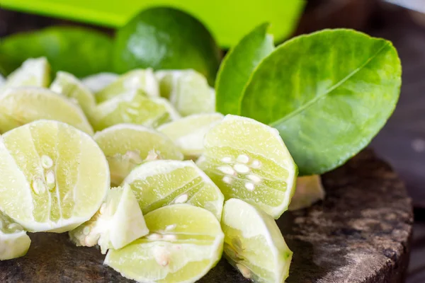Lime skivor i köket. — Stockfoto