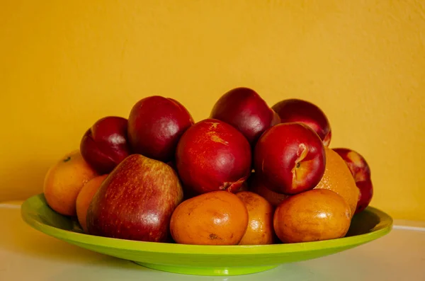 Frutas Plato Sobre Mesa —  Fotos de Stock