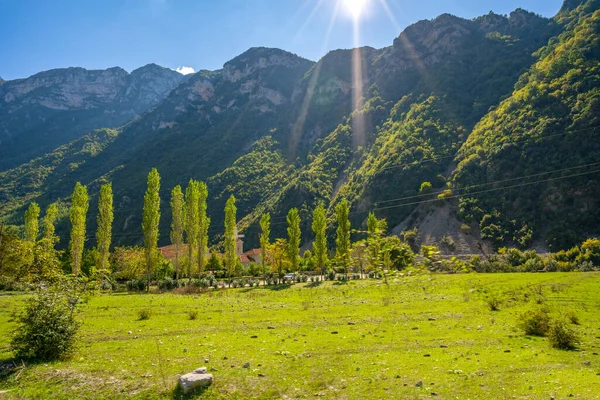 Rustig en vredig natuurlandschap uitzicht op klein dorpje. — Stockfoto