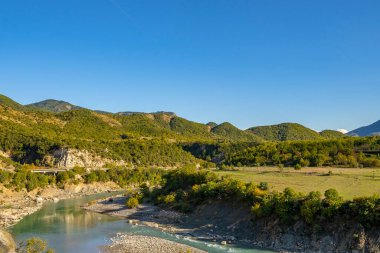 Vahşi ormanın üzerinde güzel bir gün doğumu, yazın dağlar.