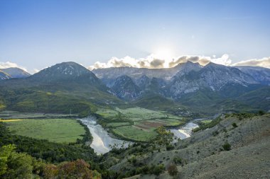 Vahşi ormanın üzerinde güzel bir gün doğumu, yazın dağlar.
