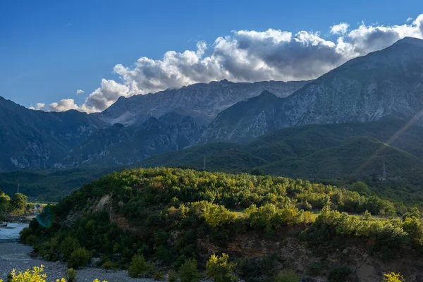 Prachtige zonsopgang boven wild bos, bergen in de zomer — Stockfoto