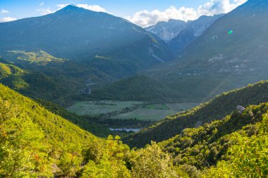 Arnavutluk dağlarında yaz manzarası