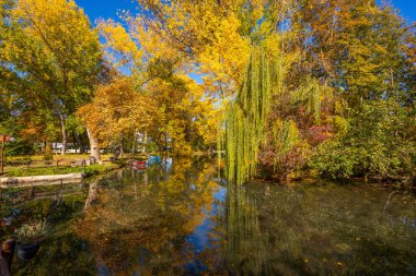 Güzel göldeki iskelede ahşap kayıklar