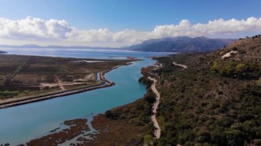 Dağların, nehrin ve ormanın güzel hava manzarası