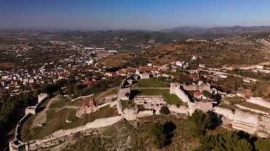Dağlardaki eski kalenin havadan görünüşü. Panorama 'dan kalenin harabelerine kadar..