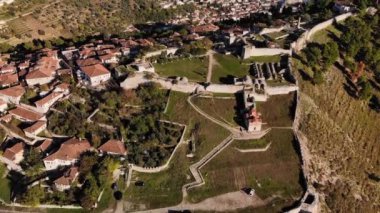 Dağlardaki eski kalenin havadan görünüşü. Panorama 'dan kalenin harabelerine kadar..