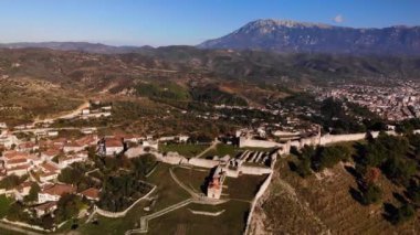 Dağlardaki eski kalenin havadan görünüşü. Panorama 'dan kalenin harabelerine kadar..