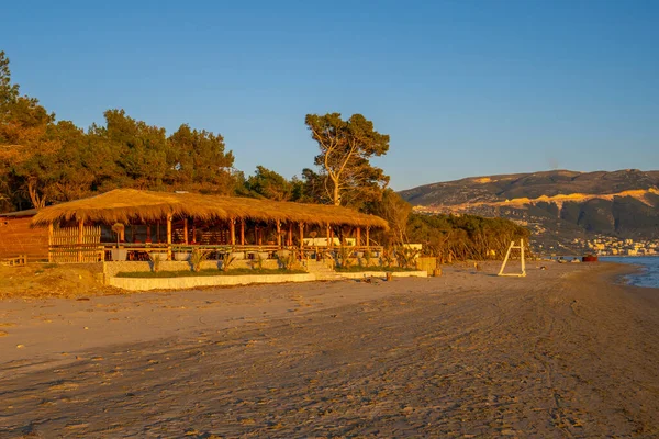 Holzrestaurant am Strand gegen das blaue Meer und den Himmel — Stockfoto