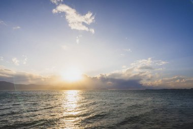 Akdeniz 'de gün batımında bulutlu güzel güneş ışığı.