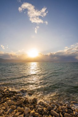 Akdeniz 'de gün batımında bulutlu güzel güneş ışığı.