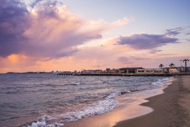 Deniz kenarındaki kafe. Gün batımında sahilde bir restoran.