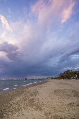 Güzel bulutlar batan güneşle denizin üzerinde
