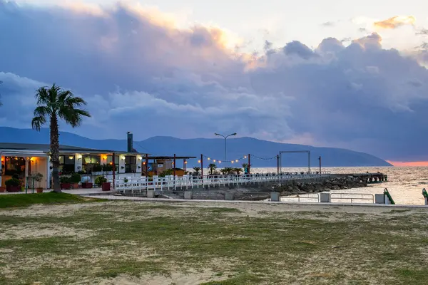 Café à beira-mar. restaurante na praia ao pôr do sol — Fotografia de Stock